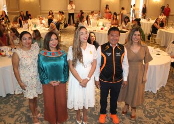 Firma Chucho Pool compromisos en beneficio de mujeres empresarias