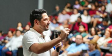 Renán Sánchez dialoga con jóvenes de Cozumel sobre democracia y transformación