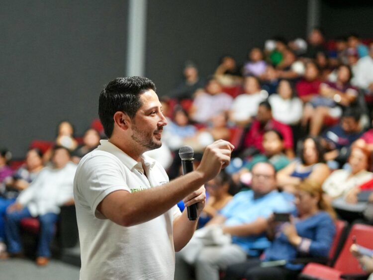 Renán Sánchez dialoga con jóvenes de Cozumel sobre democracia y transformación