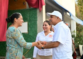 Jorge Portilla llama a convencer a un vecino de votar por Movimiento Naranja