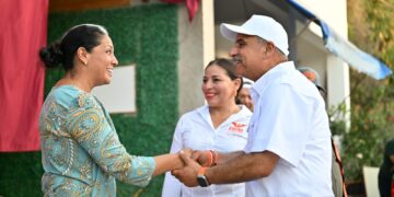 Jorge Portilla llama a convencer a un vecino de votar por Movimiento Naranja