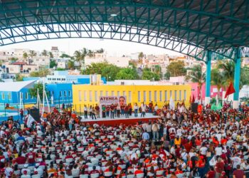 Arrasador cierre de campaña de Atenea Gómez en Isla Mujeres