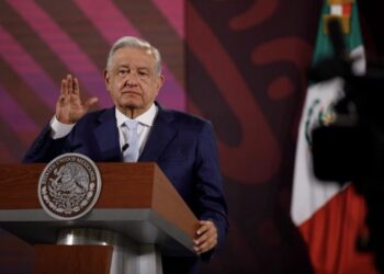 INE ordena a AMLO modificar o eliminar "mañanera" del 23 de abril