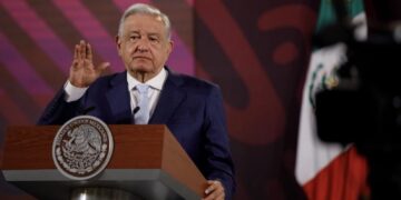 INE ordena a AMLO modificar o eliminar "mañanera" del 23 de abril