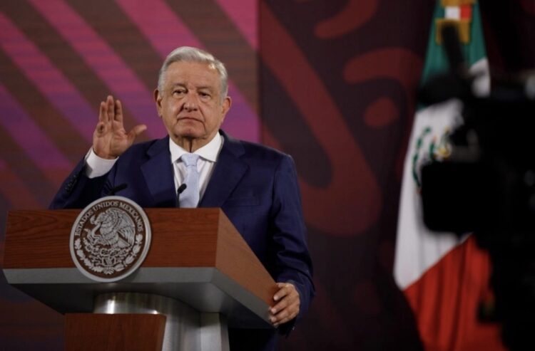 INE ordena a AMLO modificar o eliminar "mañanera" del 23 de abril