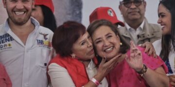 Xóchitl Gálvez promete programa de viviendas en barrio de Tepito