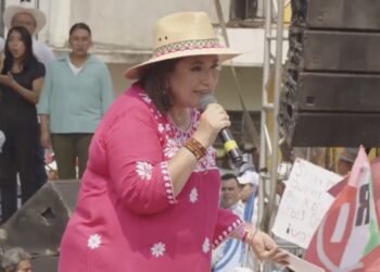 Xóchitl Gálvez desacata al INE y llama nuevamente “narcocandidata” a Claudia Sheinbaum