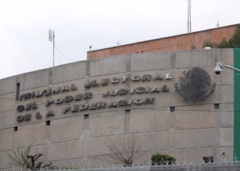 Multan a Claudia Sheinbaum y Xóchitl Gálvez por infracciones en propaganda electoral