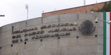 Multan a Claudia Sheinbaum y Xóchitl Gálvez por infracciones en propaganda electoral