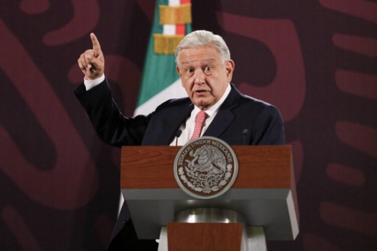AMLO critica a Mike Pompeo por juzgar reformas que envió al Congreso