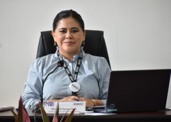 DIANA ALVARADO 09 JUNIO 2024.- Este domingo el Instituto Electoral de Quintana Roo (IEQROO) concluyó el cómputo oficial de la votación recibida en la jornada del pasado 2 de junio y entregó constancias de mayoría como presidentes municipales electos a quienes resultaron ganadores. Recibieron su constancia de mayoría Estefanía Mercado de Solidaridad, Blanca Merari Tziu Muñoz de Puerto Morelos, Diego Castañón de Tulum, José Luis Chacón de Cozumel, José Alfredo Contreras de Bacalar, Erik Borges de José María Morelos, Nivardo Mena en Lázaro Cárdenas, Mary Hernández de Felipe Carrillo Puerto, Atenea Gómez de Isla Mujeres. Aún falta por concluir el recuento de votos en Othón P. Blanco, donde el Consejo Distrital está contando “voto por voto” dada la diferencia de 43 votos entre Yensunni Martínez, de Morena, y Lidia Rojas, de Movimiento Ciudadano. El recuento de votos en la capital de Quintana Roo se está dando en un marco de tensión, declaraciones de líderes de ambas fuerzas políticas y un fuerte operativo de vigilancia para evitar enfrentamientos entre simpatizantes y resguardar las boletas electorales. Por otro lado, el Instituto Nacional Electoral (INE) otorgó las constancias de mayoría a los senadores electos de Morena, Anahí González y Gino Segura. Junto con el dirigente estatal del PVEM y diputado local electo, Renán Sánchez Tajonar, y otros líderes de la coalición con Morena, los senadores electos dieron una conferencia de prensa en la que reafirmaron su compromiso de trabajar de la mano de la presidenta electa Claudia Sheinbaum en bien de Quintana Roo.
