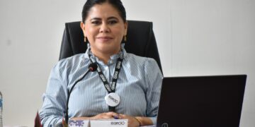 DIANA ALVARADO 09 JUNIO 2024.- Este domingo el Instituto Electoral de Quintana Roo (IEQROO) concluyó el cómputo oficial de la votación recibida en la jornada del pasado 2 de junio y entregó constancias de mayoría como presidentes municipales electos a quienes resultaron ganadores. Recibieron su constancia de mayoría Estefanía Mercado de Solidaridad, Blanca Merari Tziu Muñoz de Puerto Morelos, Diego Castañón de Tulum, José Luis Chacón de Cozumel, José Alfredo Contreras de Bacalar, Erik Borges de José María Morelos, Nivardo Mena en Lázaro Cárdenas, Mary Hernández de Felipe Carrillo Puerto, Atenea Gómez de Isla Mujeres. Aún falta por concluir el recuento de votos en Othón P. Blanco, donde el Consejo Distrital está contando “voto por voto” dada la diferencia de 43 votos entre Yensunni Martínez, de Morena, y Lidia Rojas, de Movimiento Ciudadano. El recuento de votos en la capital de Quintana Roo se está dando en un marco de tensión, declaraciones de líderes de ambas fuerzas políticas y un fuerte operativo de vigilancia para evitar enfrentamientos entre simpatizantes y resguardar las boletas electorales. Por otro lado, el Instituto Nacional Electoral (INE) otorgó las constancias de mayoría a los senadores electos de Morena, Anahí González y Gino Segura. Junto con el dirigente estatal del PVEM y diputado local electo, Renán Sánchez Tajonar, y otros líderes de la coalición con Morena, los senadores electos dieron una conferencia de prensa en la que reafirmaron su compromiso de trabajar de la mano de la presidenta electa Claudia Sheinbaum en bien de Quintana Roo.