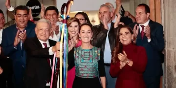 Adelanta AMLO que abordará con Claudia Sheinbaum el llamado ‘plan C’