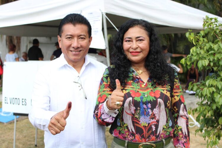 Emite Chucho Pool su voto y llama a vencer al abstencionismo