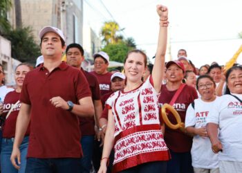 Celebra Atenea Gómez triunfo en caminata de agradecimiento