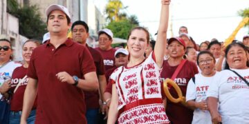 Celebra Atenea Gómez triunfo en caminata de agradecimiento
