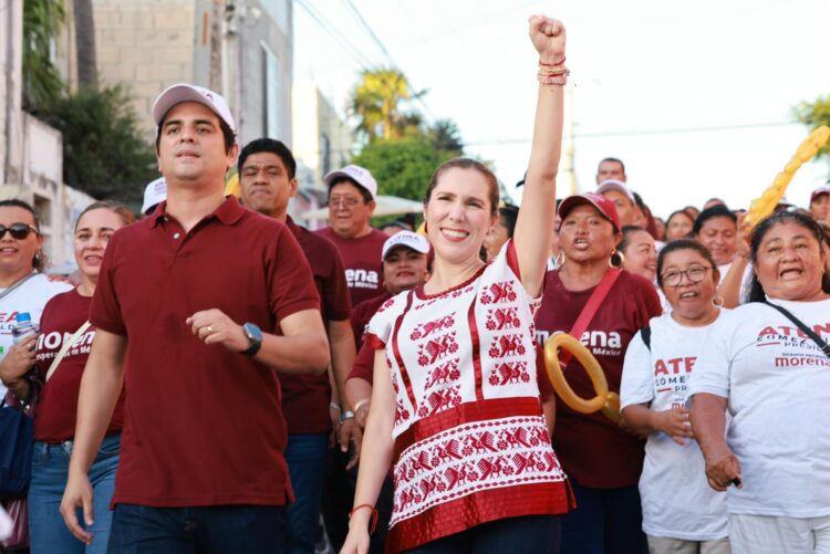 Celebra Atenea Gómez triunfo en caminata de agradecimiento