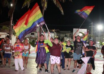 Encienden luces en explanada municipal con lo que inician actividades del Mes del Orgullo 2024 en Cancún