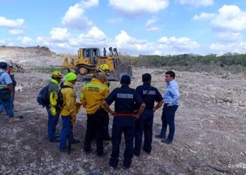 Realizan bomberos incesantes trabajos para sofocar incendio en Villas del Sol