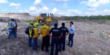 Realizan bomberos incesantes trabajos para sofocar incendio en Villas del Sol