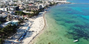 Mantiene Playa del Carmen playas atractivas en plena temporada de sargazo