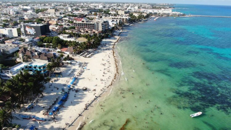 Mantiene Playa del Carmen playas atractivas en plena temporada de sargazo