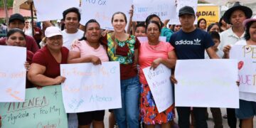 Celebra Atenea Gómez triunfo con las familias de los poblados de Zona Agrícola y Francisco May