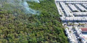 Controlan en un 65% incendio atrás de Villas del Sol de Playa del Carmen