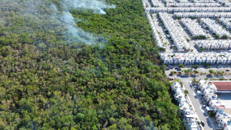 Controlan en un 65% incendio atrás de Villas del Sol de Playa del Carmen