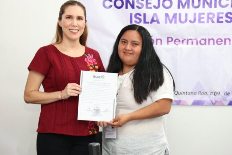 Recibe Atenea Gómez constancia de validez como presidenta electa de Isla Mujeres