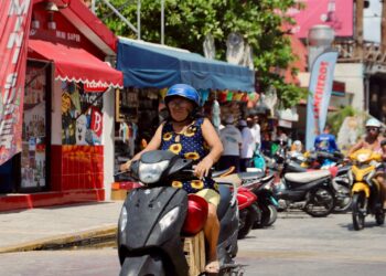 Concientiza Gobierno Municipal de Isla Mujeres a la población sobre el uso del casco