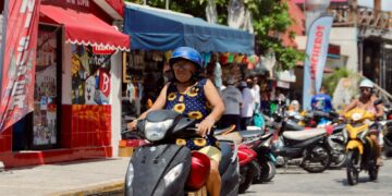 Concientiza Gobierno Municipal de Isla Mujeres a la población sobre el uso del casco