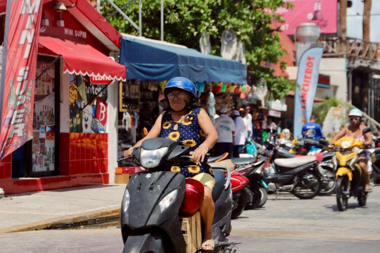 Concientiza Gobierno Municipal de Isla Mujeres a la población sobre el uso del casco