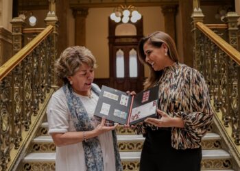 Firma Mara Lezama alianza con Correos de México para envíos sin costo para artesanos