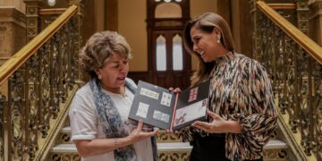 Firma Mara Lezama alianza con Correos de México para envíos sin costo para artesanos