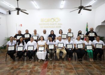 Reconoce IEQROO a funcionariado por años de servicio