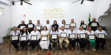 Reconoce IEQROO a funcionariado por años de servicio