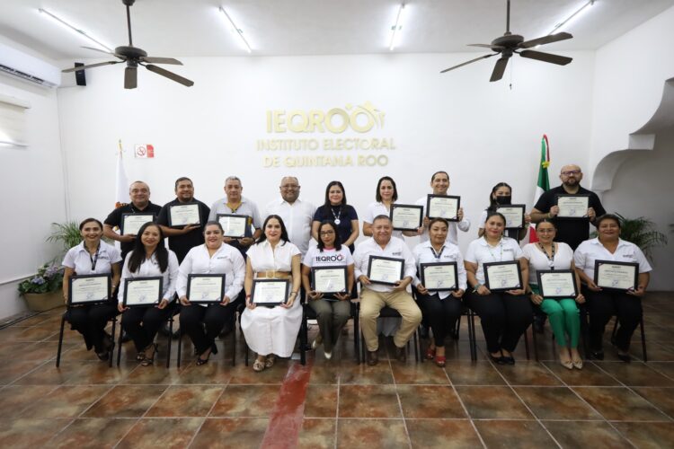 Reconoce IEQROO a funcionariado por años de servicio