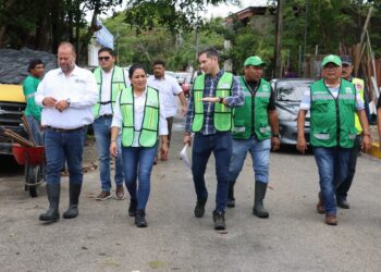 Blanca Merari recorre zonas afectadas por fuertes lluvias en Puerto Morelos