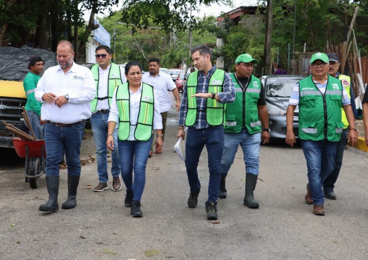 Blanca Merari recorre zonas afectadas por fuertes lluvias en Puerto Morelos