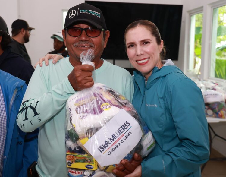 Entrega Atenea Gómez apoyos alimentarios a trabajadores de cooperativas turísticas afectados por lluvias