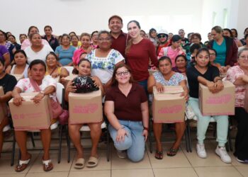 Entrega Atenea Gómez Ricalde apoyos del Programa ‘Isleña de Corazón’