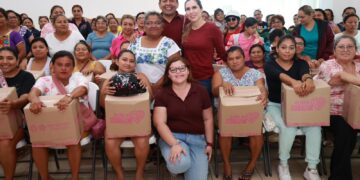 Entrega Atenea Gómez Ricalde apoyos del Programa ‘Isleña de Corazón’