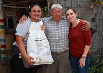 Entrega Atenea Gómez apoyos alimentarios a abuelitas y abuelitos de Isla Mujeres
