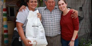 Entrega Atenea Gómez apoyos alimentarios a abuelitas y abuelitos de Isla Mujeres