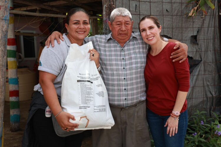 Entrega Atenea Gómez apoyos alimentarios a abuelitas y abuelitos de Isla Mujeres