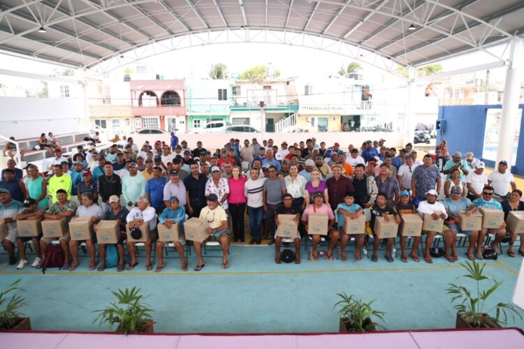 Refrenda Atenea Gómez compromiso con familias isleñas con entrega de más de 4 mil apoyos alimentarios