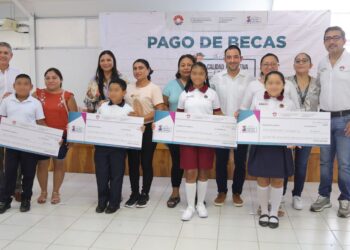 Entregan becas a alumnos de primaria en Cancún