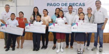 Entregan becas a alumnos de primaria en Cancún