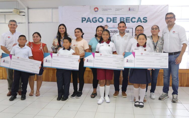 Entregan becas a alumnos de primaria en Cancún